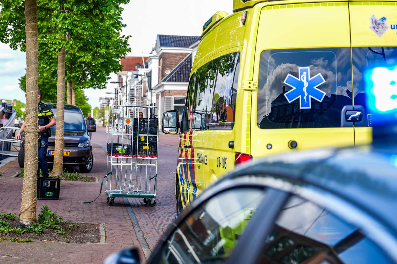 Fietser gewond na botsing tegen gevallen goederen van laadklep vrachtwagen in Assen