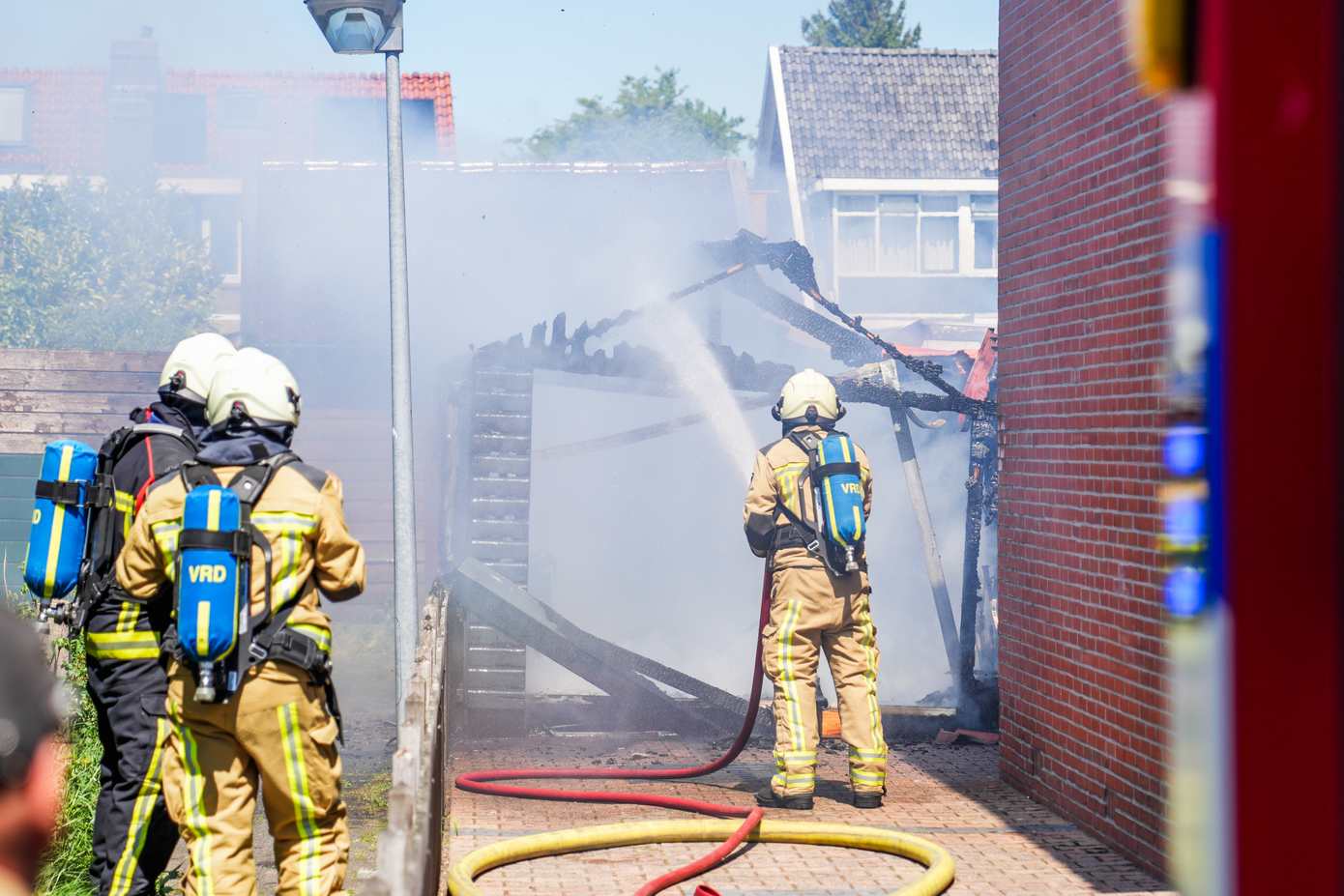 Uitslaande brand legt garage in Noorderpark in de as