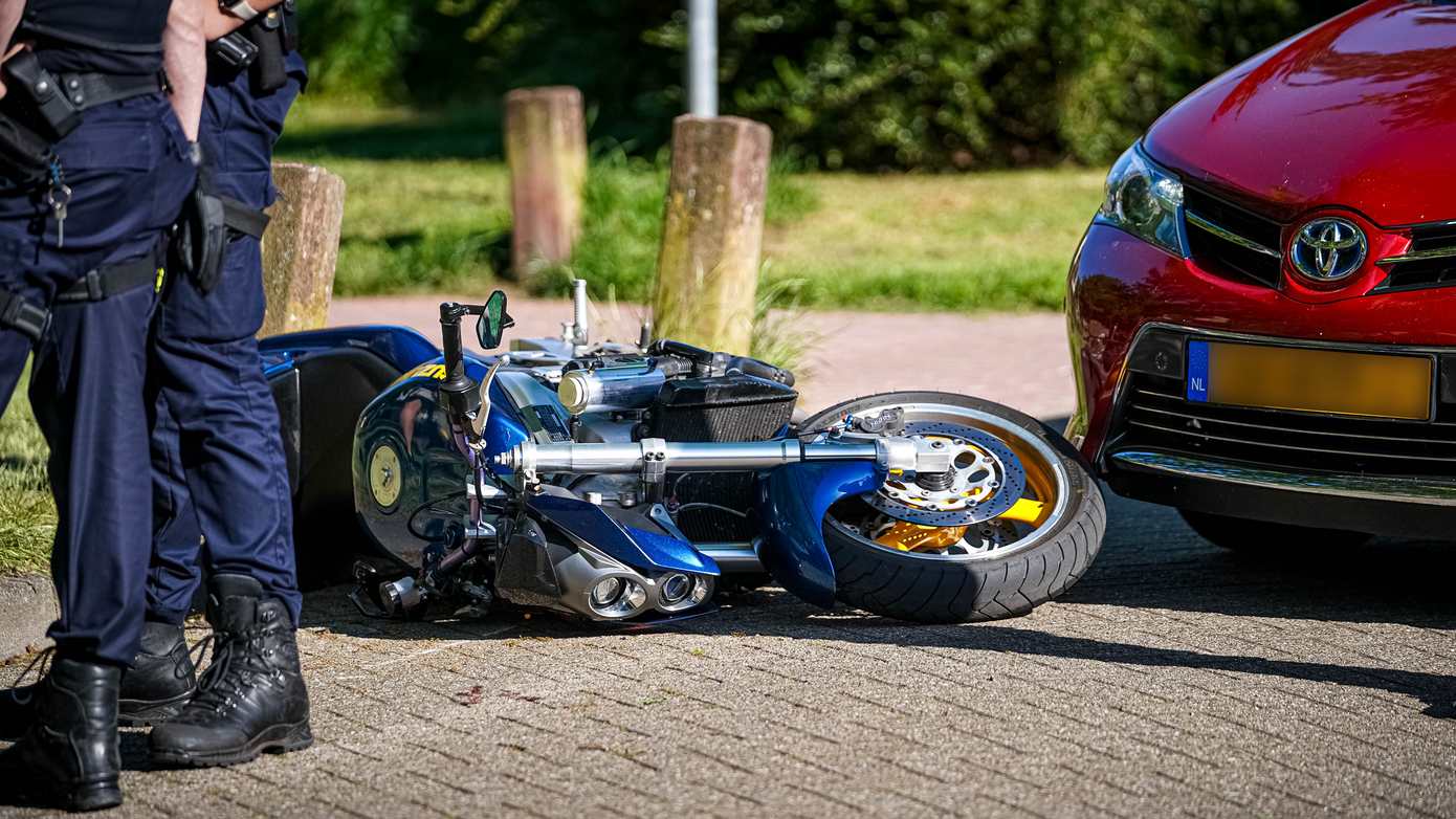 Motorrijder gewond door botsing met auto in Assen