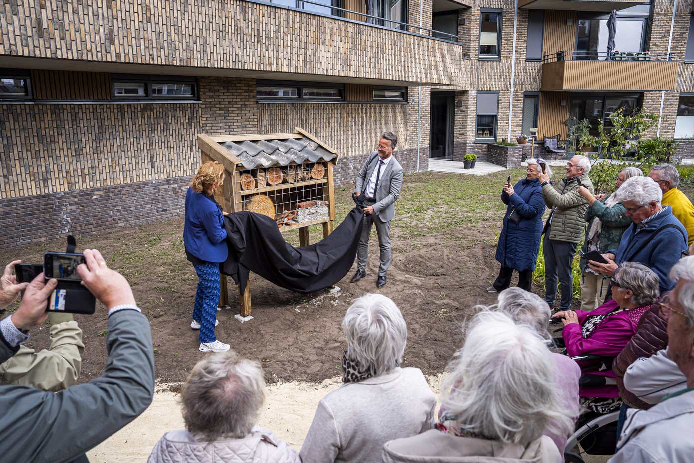 Insectenhotel onthuld bij nieuw appartementencomplex in Assen