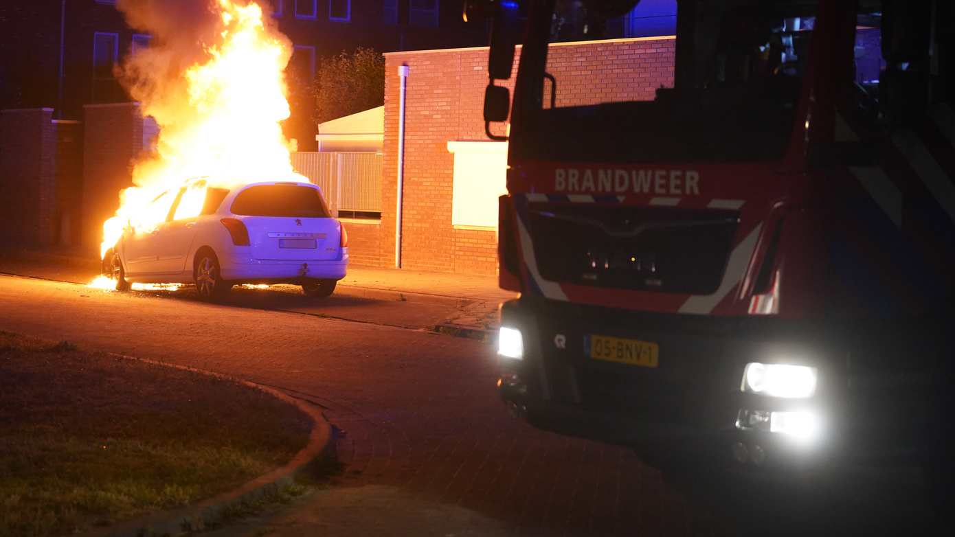 Auto brandt volledig uit in Assen-Oost