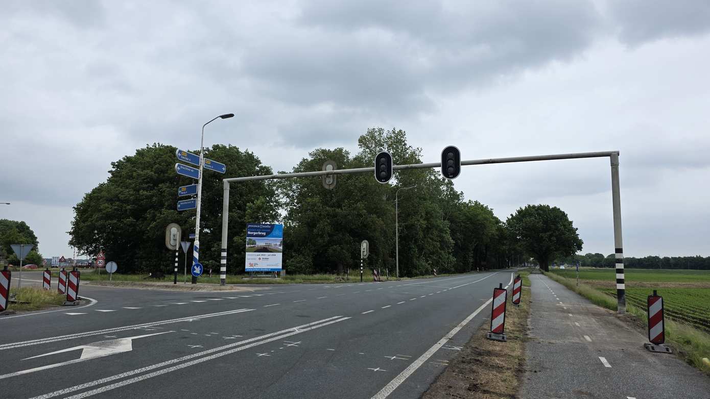N371 ter hoogte van afslag naar Veenhuizen (N373) krijgt kruising met verkeerslichtenlichten