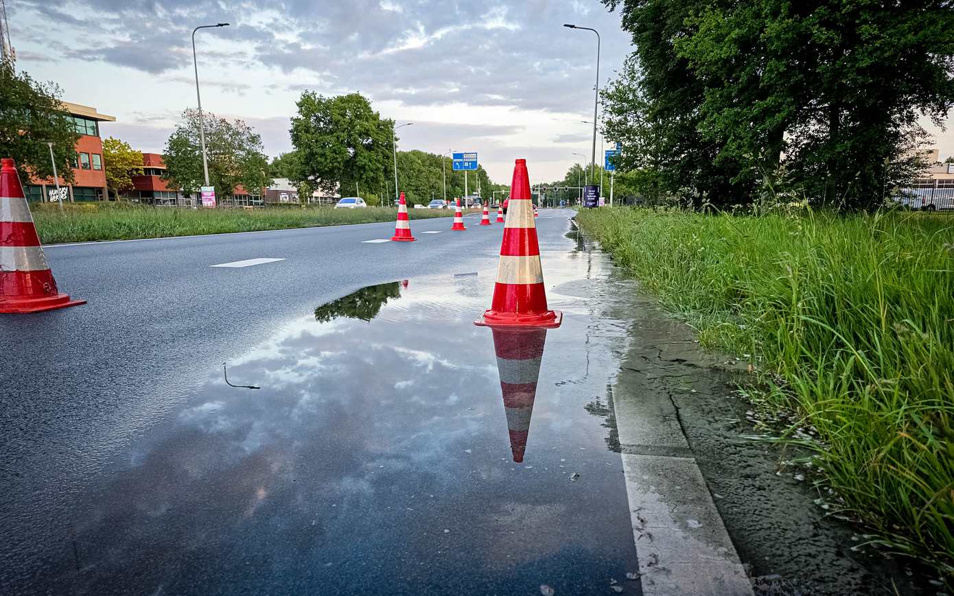 Europaweg-West deels dicht door geknapte waterleiding