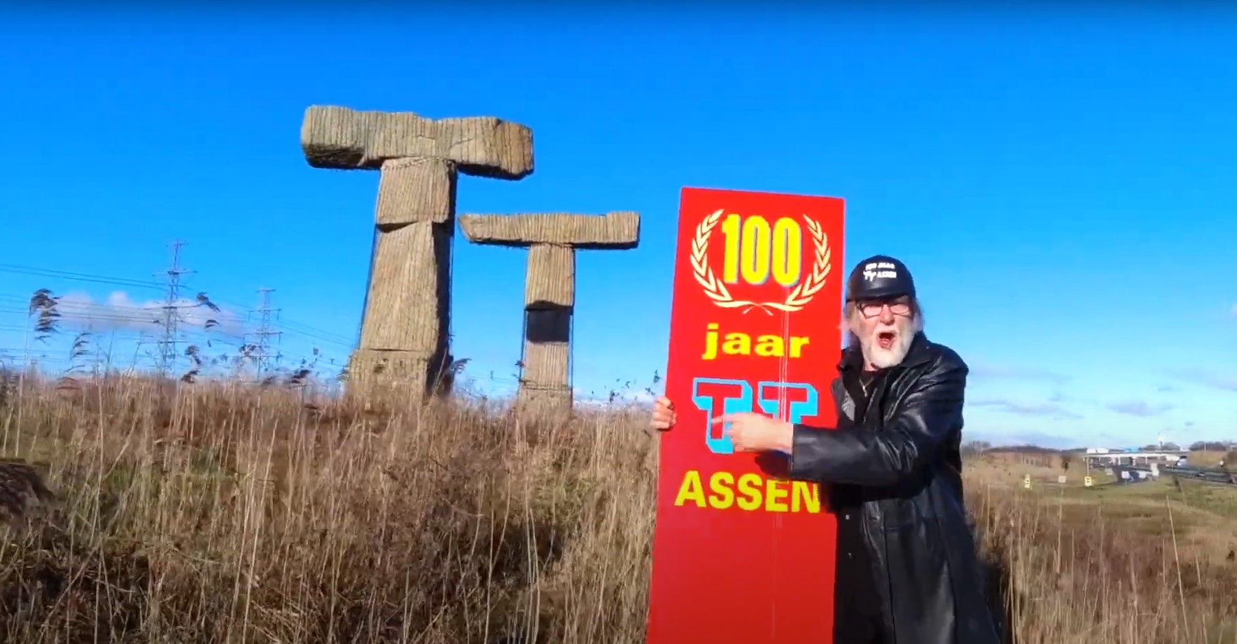 Video: Willem Homan (73) maakt zijn 23e TT-liedje: 'nu extra bijzonder in het kader van 100 jaar TT'