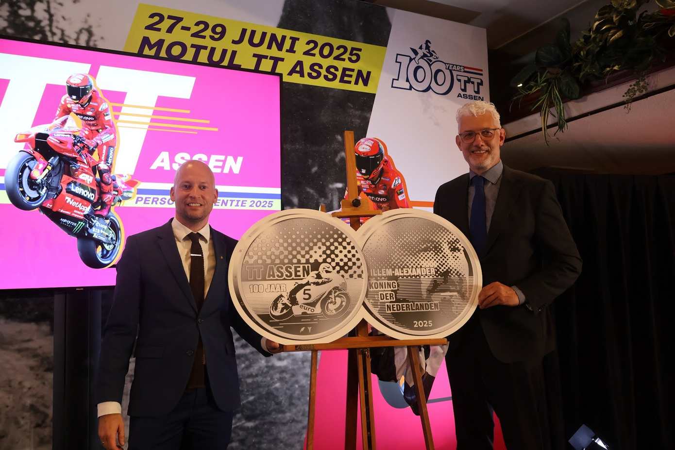 Officiële herdenkingsmunt onthuld voor 100 jaar TT Assen