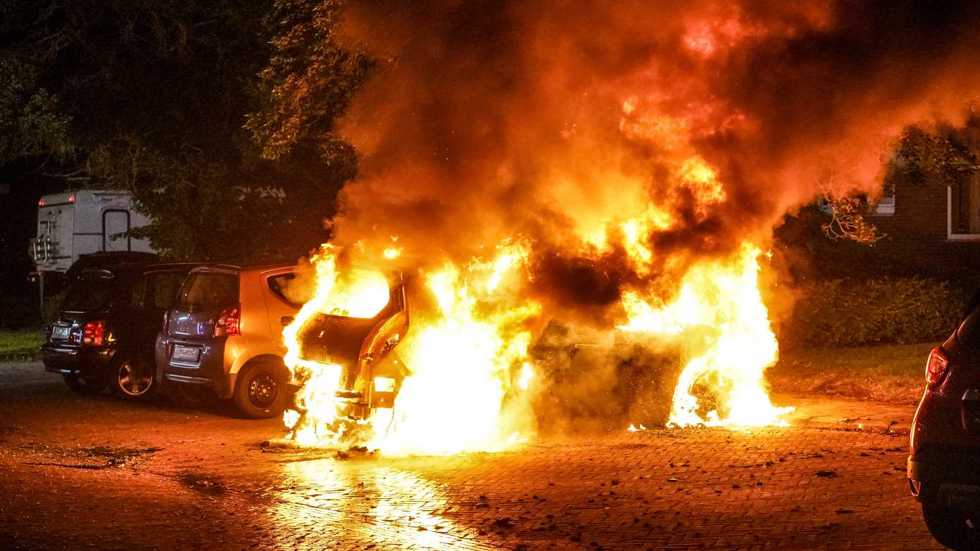 Auto verwoest door flinke vlammenzee in Assen