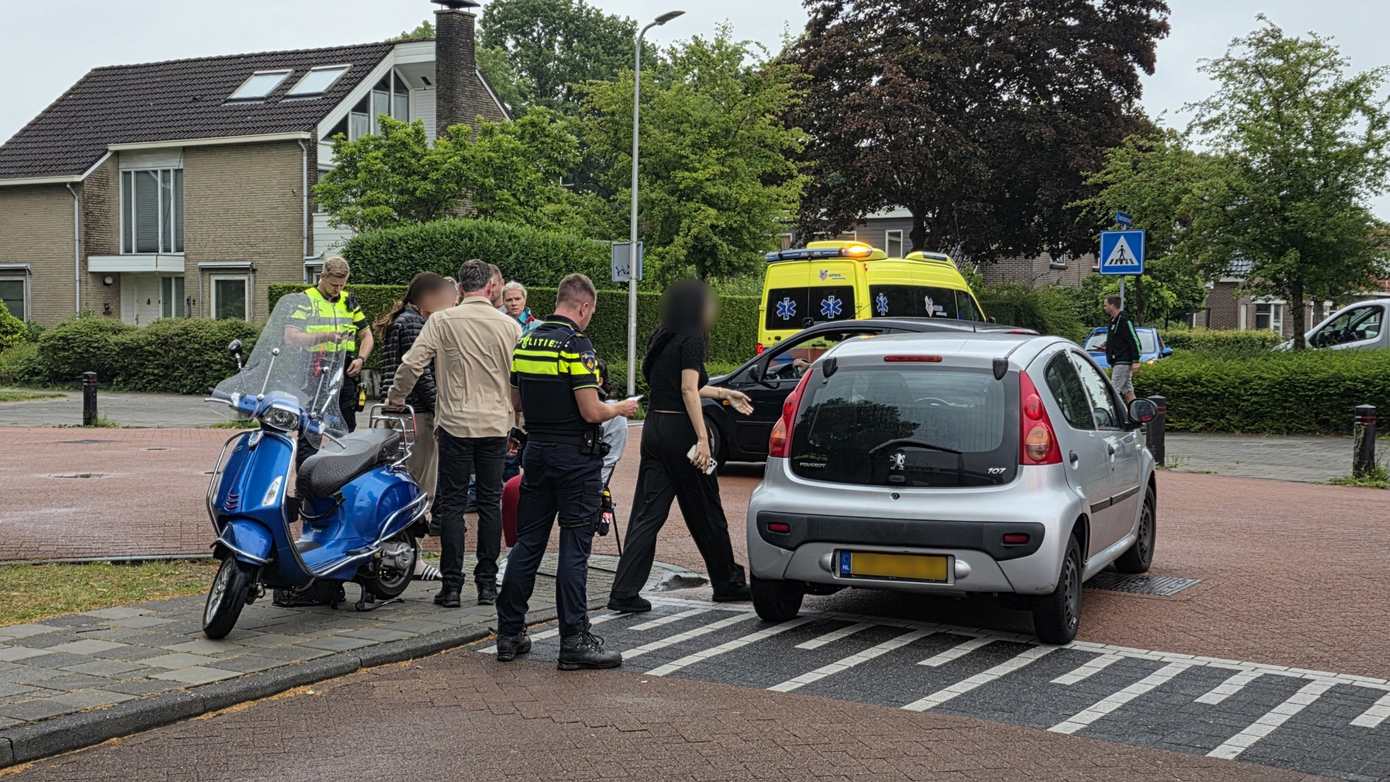 Scooter en auto botsen op elkaar in Noorderpark