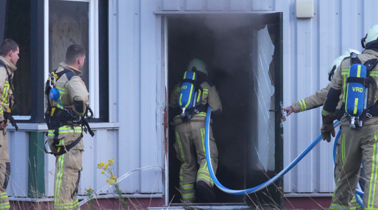 Brandweer rukt groots uit voor bedrijfspand die vol rook staat op industrieterrein