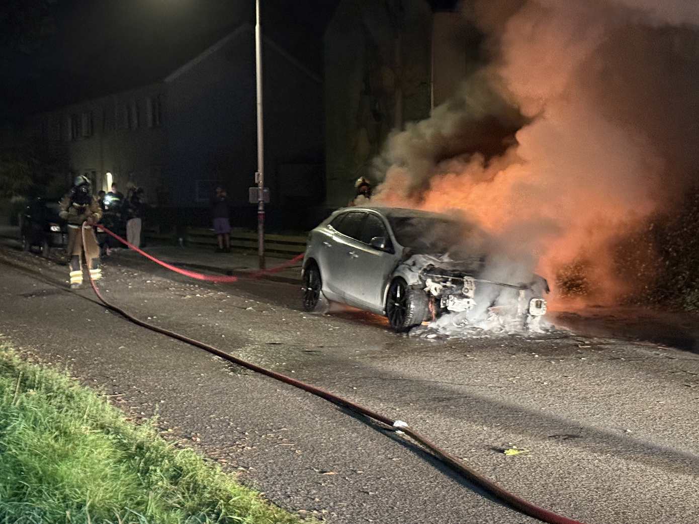 Opnieuw gaat auto in Assen volledig in vlammen op