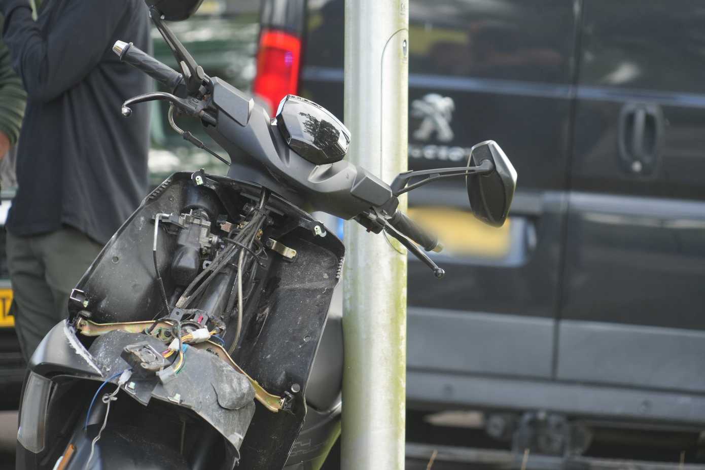Scooter botst met busje op Rolderhoofdweg