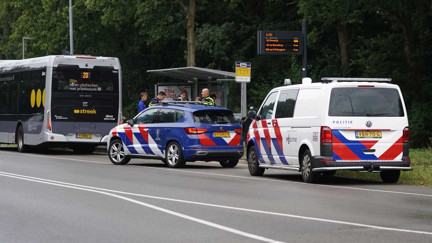 Vrouw op leeftijd gewond door beknelling van haar been tussen halte en bus