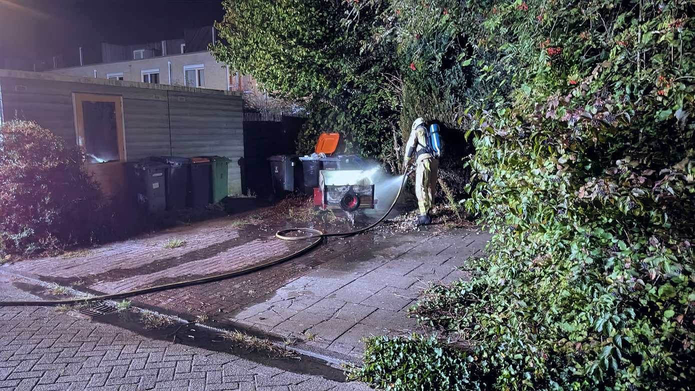 Aanhanger in de brand door mogelijk vuurwerk