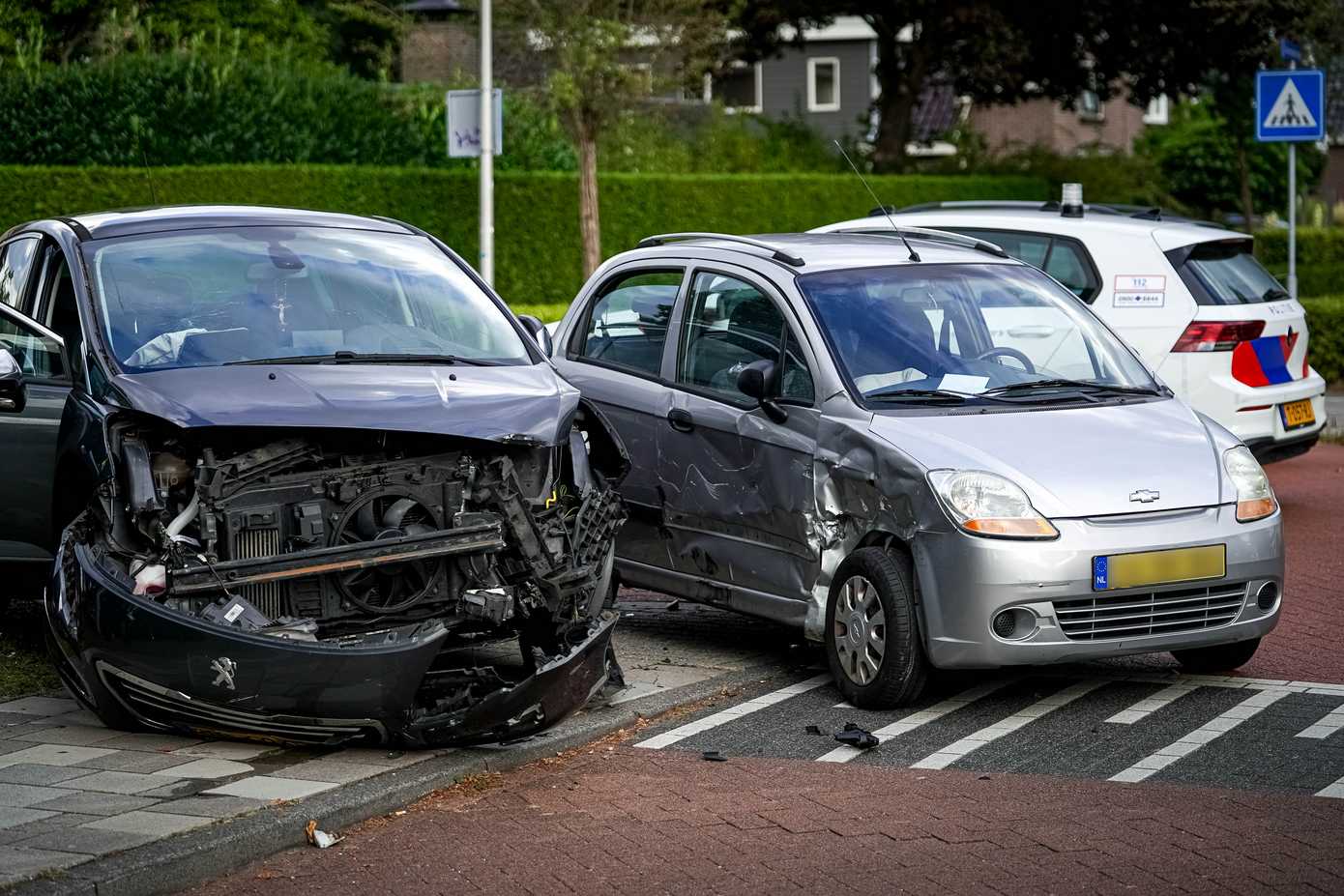 Twee auto's flink beschadigd bij ongeval in Noorderpark