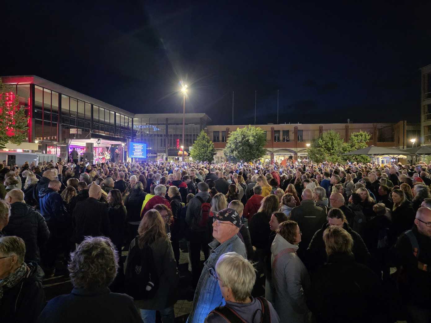 Midnightwalk haalt 18.750 euro op voor goede doelen in Assen