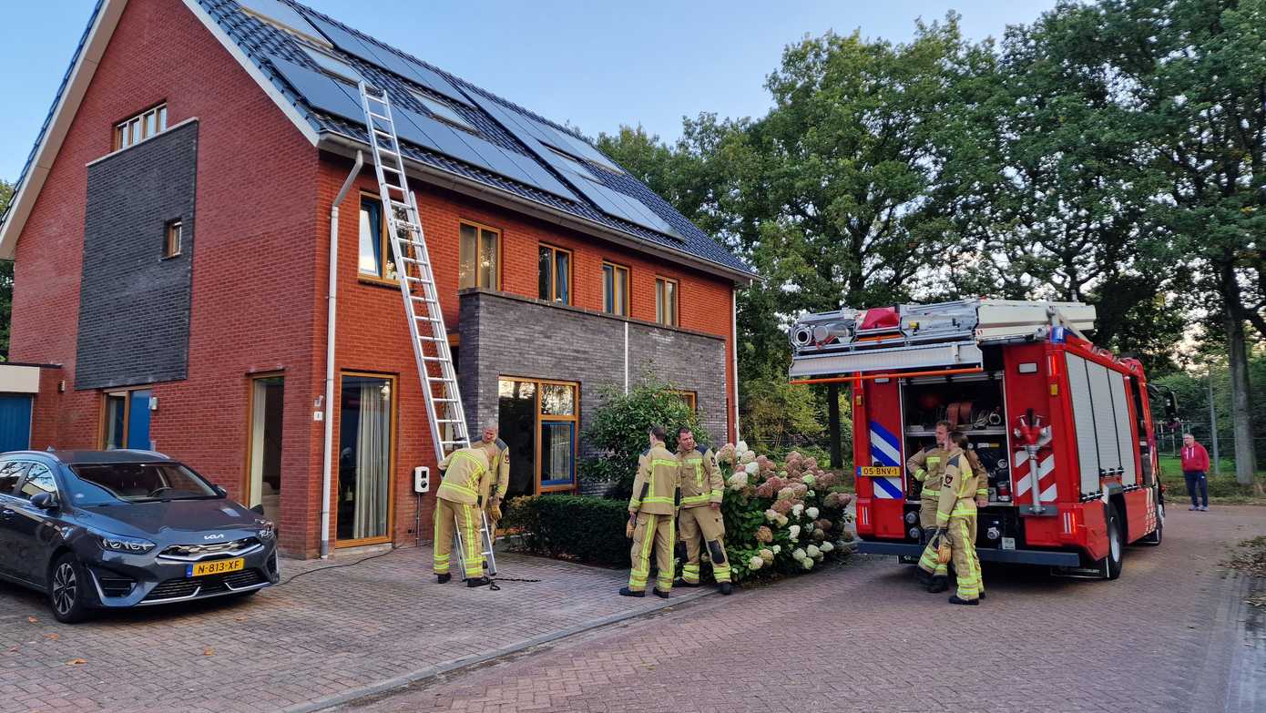 Brandweer redt vastziittende duif achter zonnepanneel vandaan