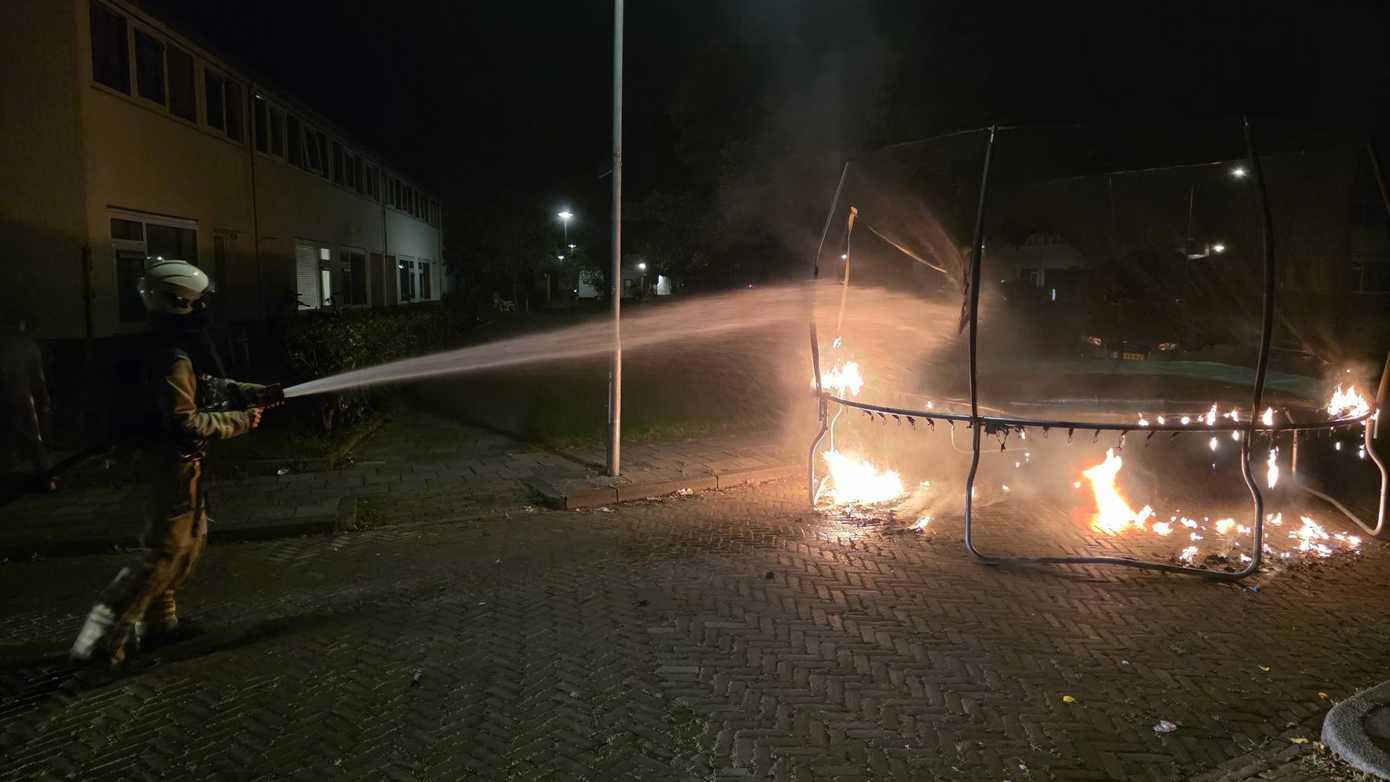 Explosie zet trampoline in brand in Assen