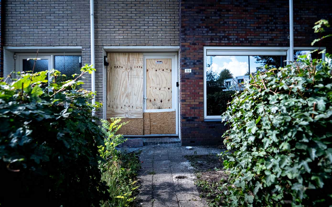 Politie doet onderzoek en zoekt getuigen na explosie bij woning in Assen