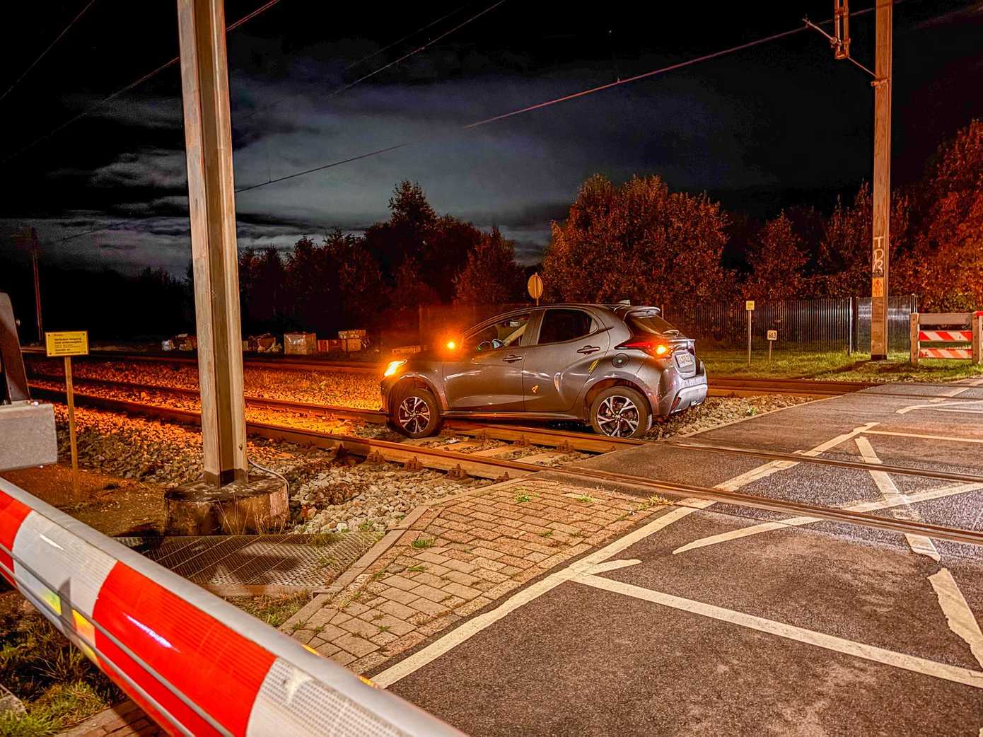 Auto op spoor bij Tynaarlo: treinverkeer tussen Assen en Groningen ligt plat