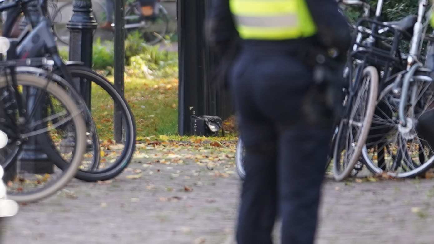 Verdachte tas zorgt voor grote inzet hulpdiensten; Explosieven Opruimingsdienst doet onderzoek