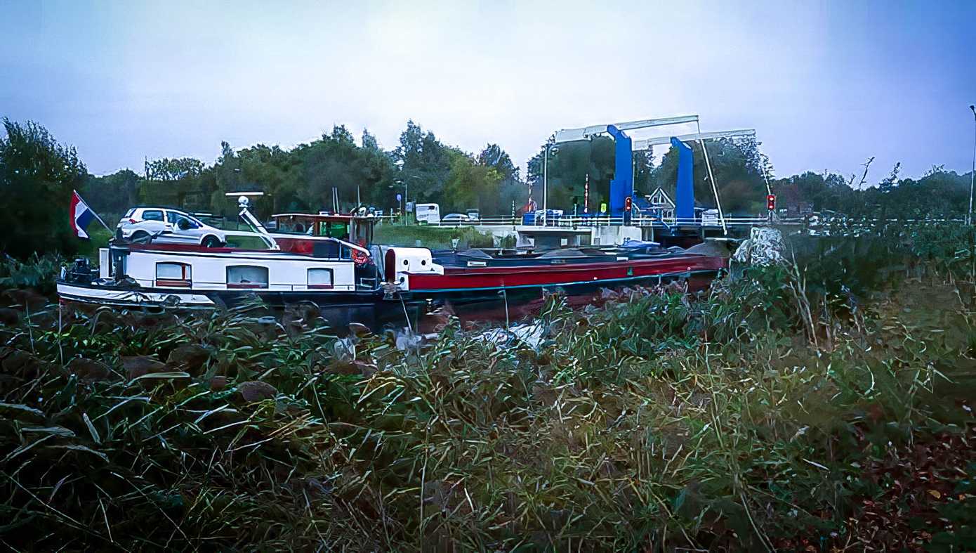 Brug bij Marsdijk weigert dienst: vrachtschip legt voor nood aan onder brug