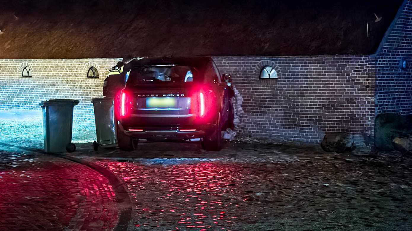 Gestolen Range Rover ramt woning: bestuurder slaat na crash op de vlucht