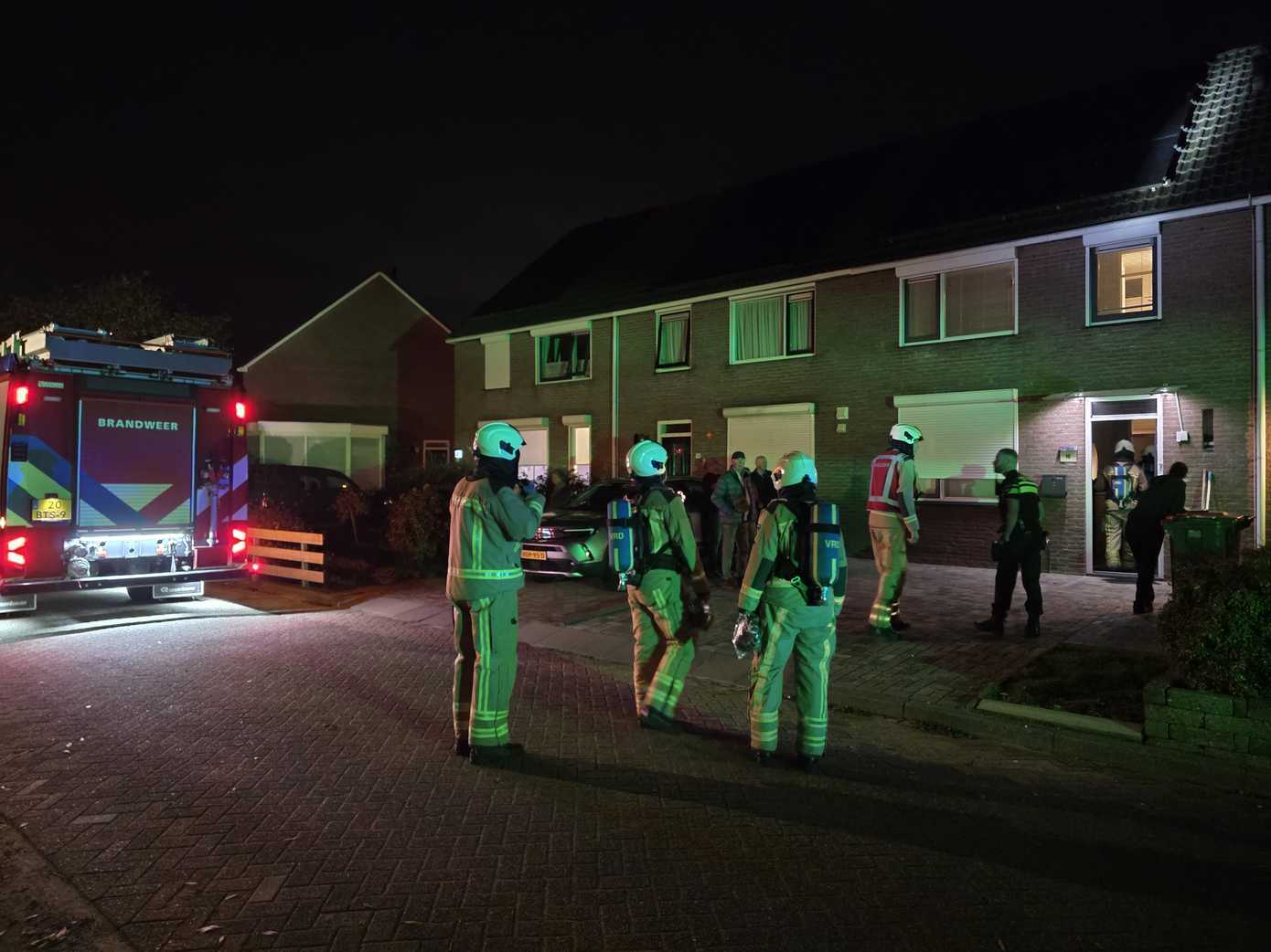 Schoorsteenbrand in Marsdijk zet woning vol met rook