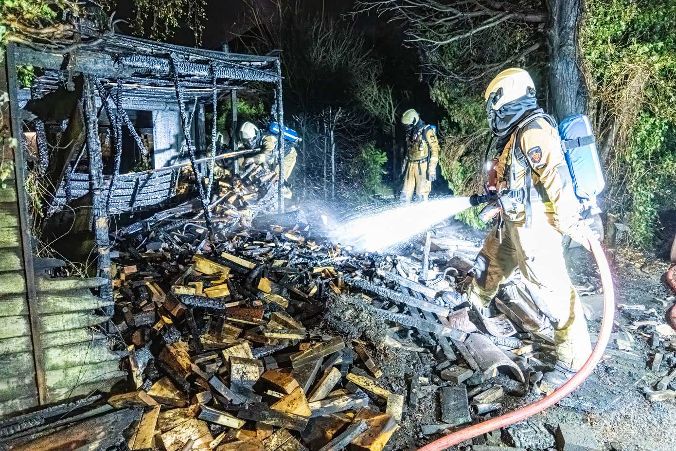 Metershoge vlammen tijdens brand in schuurtje vol met stookhout