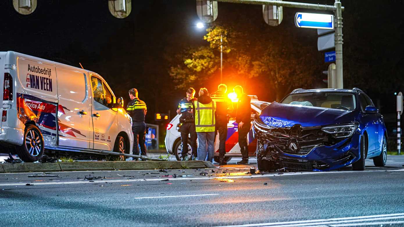 Flinke ravage bij botsing tussen auto en bestelbus op kruising Balkenweg