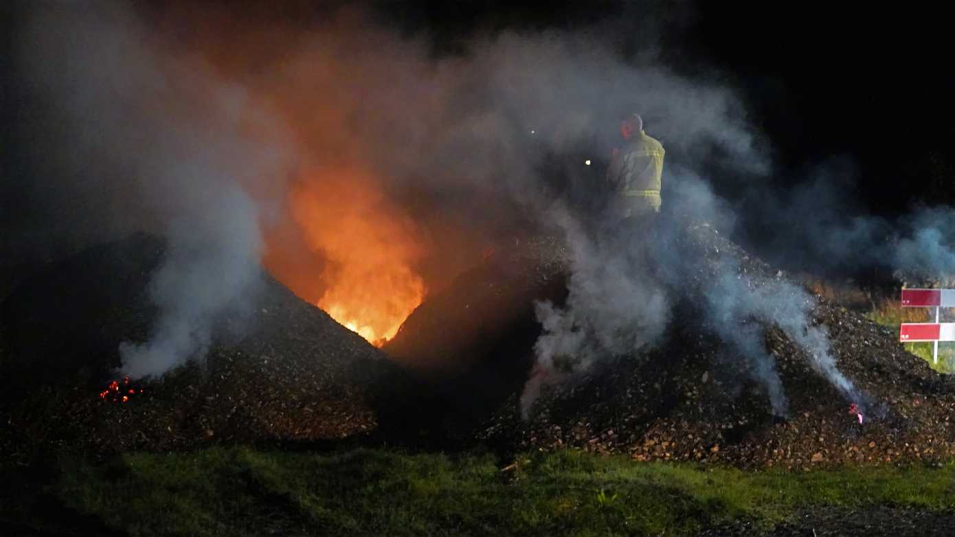 Bulten met houtsnippers in brand gestoken op Stadsbedrijvenpark 