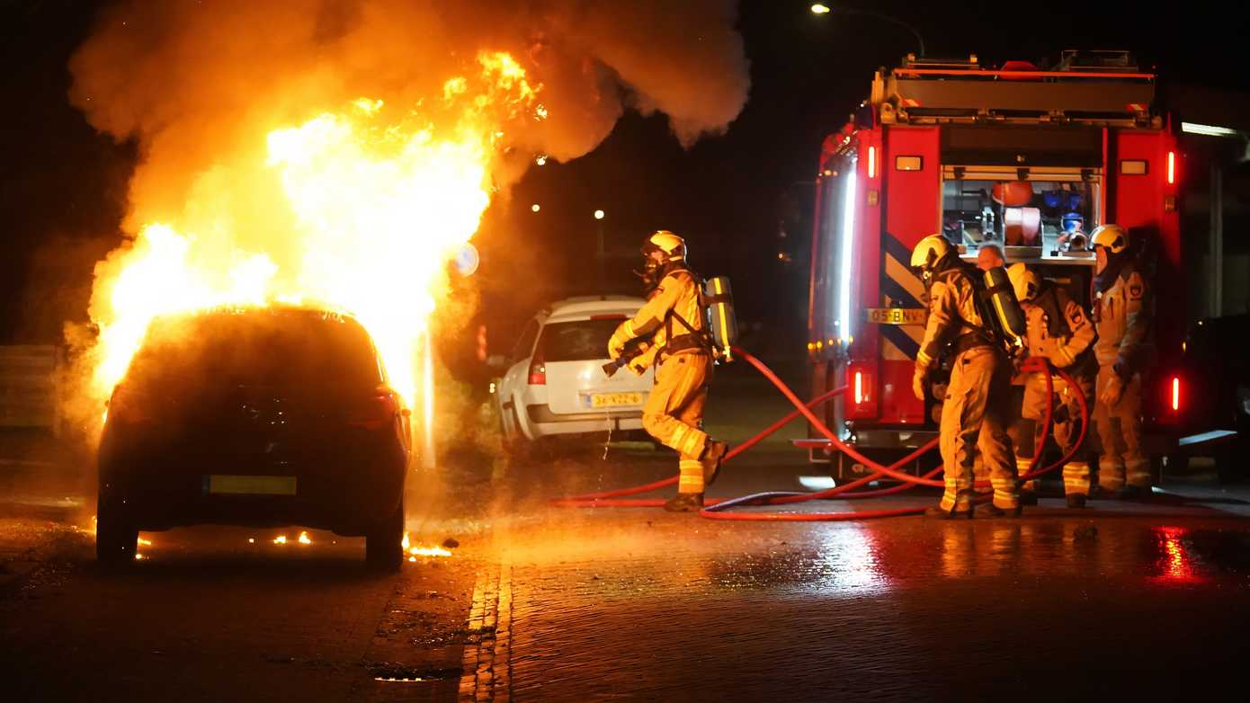 Auto gaat volledig in vlammen op in Assen