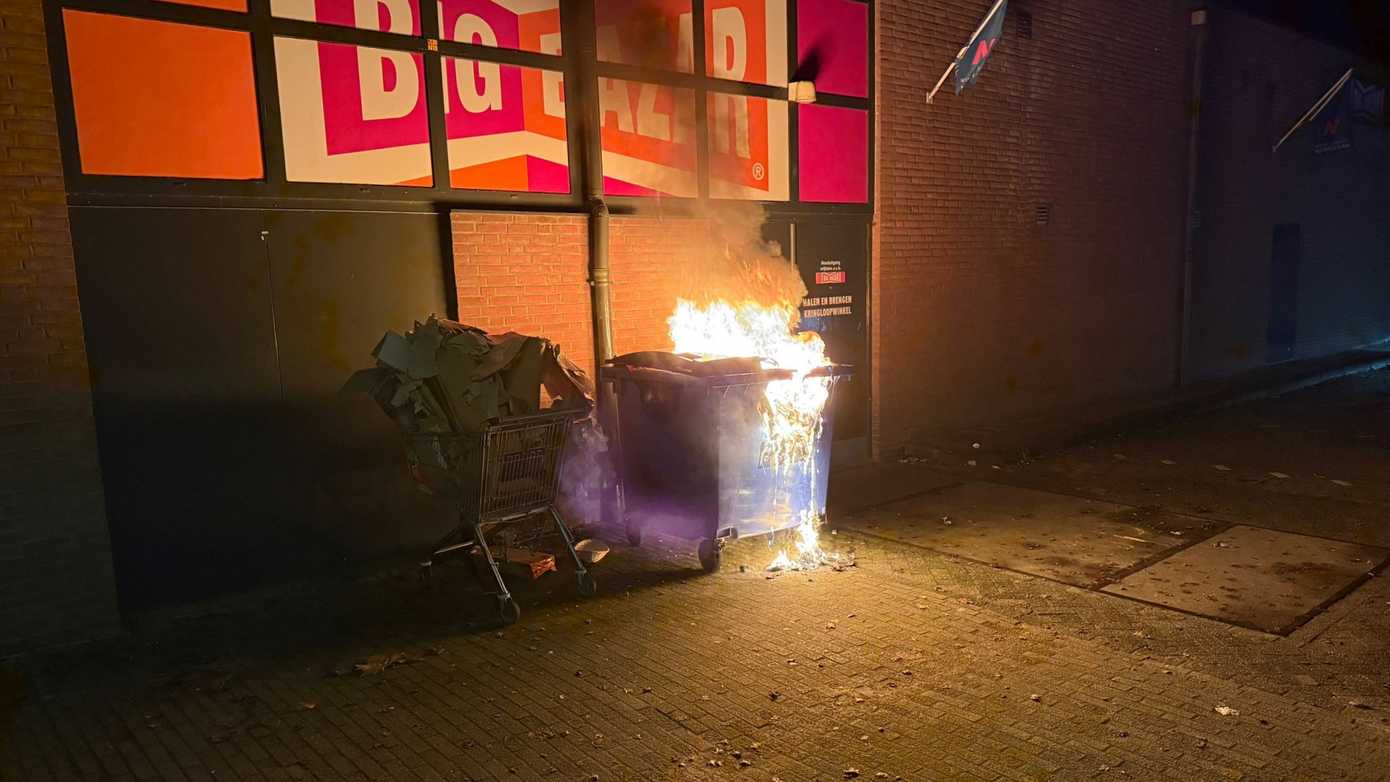 Container tegen pand van kringloopwinkel in de brand gestoken: 6e brandstichting in 24 uur tijd