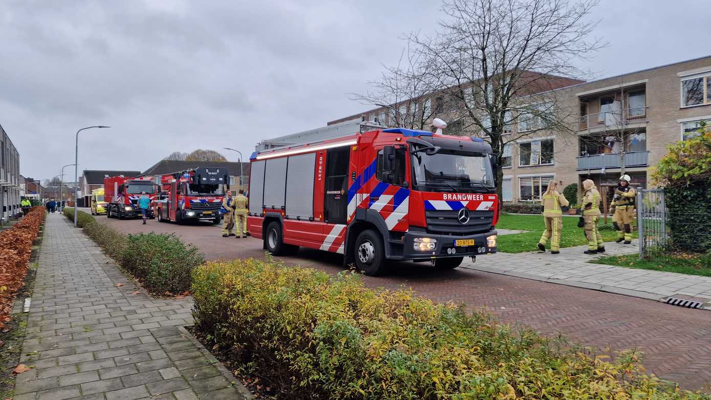Meerdere personen door ambulancepersoneel gecontroleerd na flatbrand in Assen