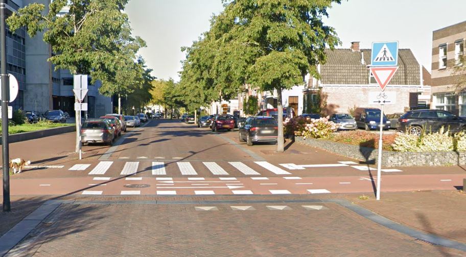 Automobilist rijdt moeder met kind aan en rijdt door; getuigen gezocht