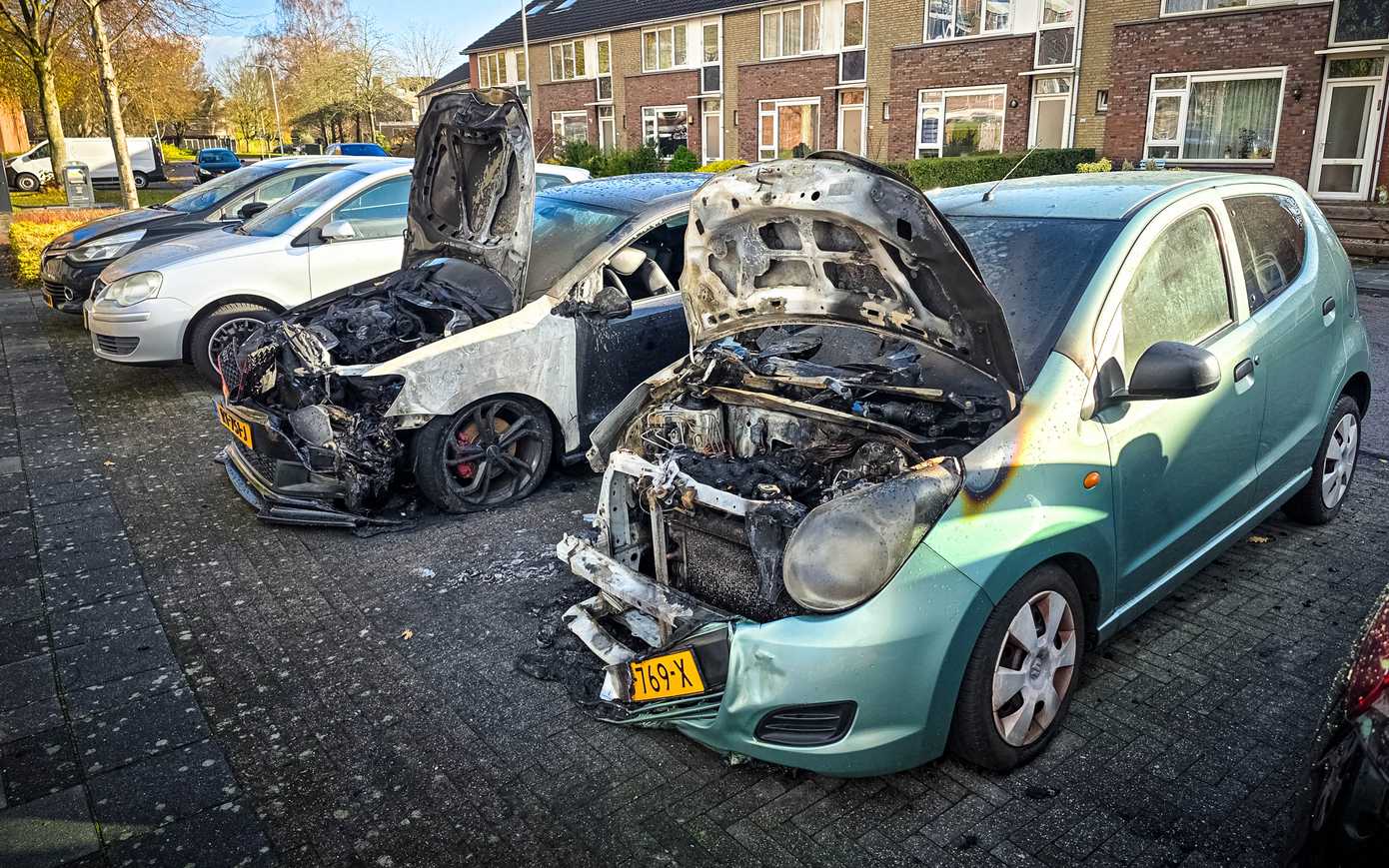 Twee auto's verwoest door flinke brand in Noorderpark