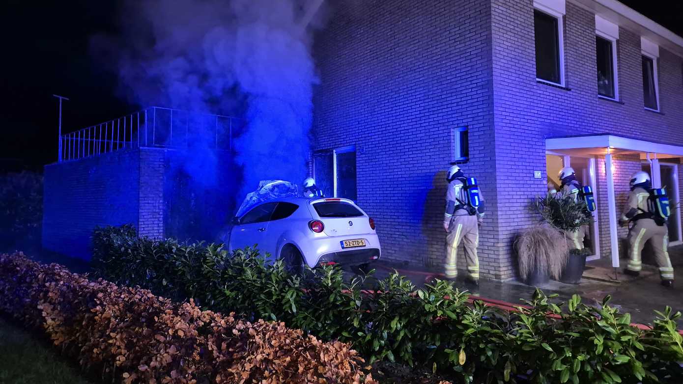 Auto uitgebrand aan Troelstralaan in Assen