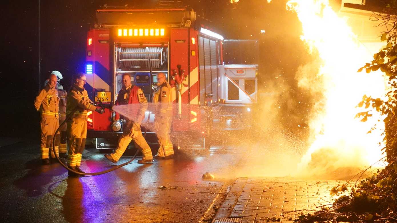 Container in bushokje in brand gestoken: flinke vlammenzee zorgt voor schade in Assen