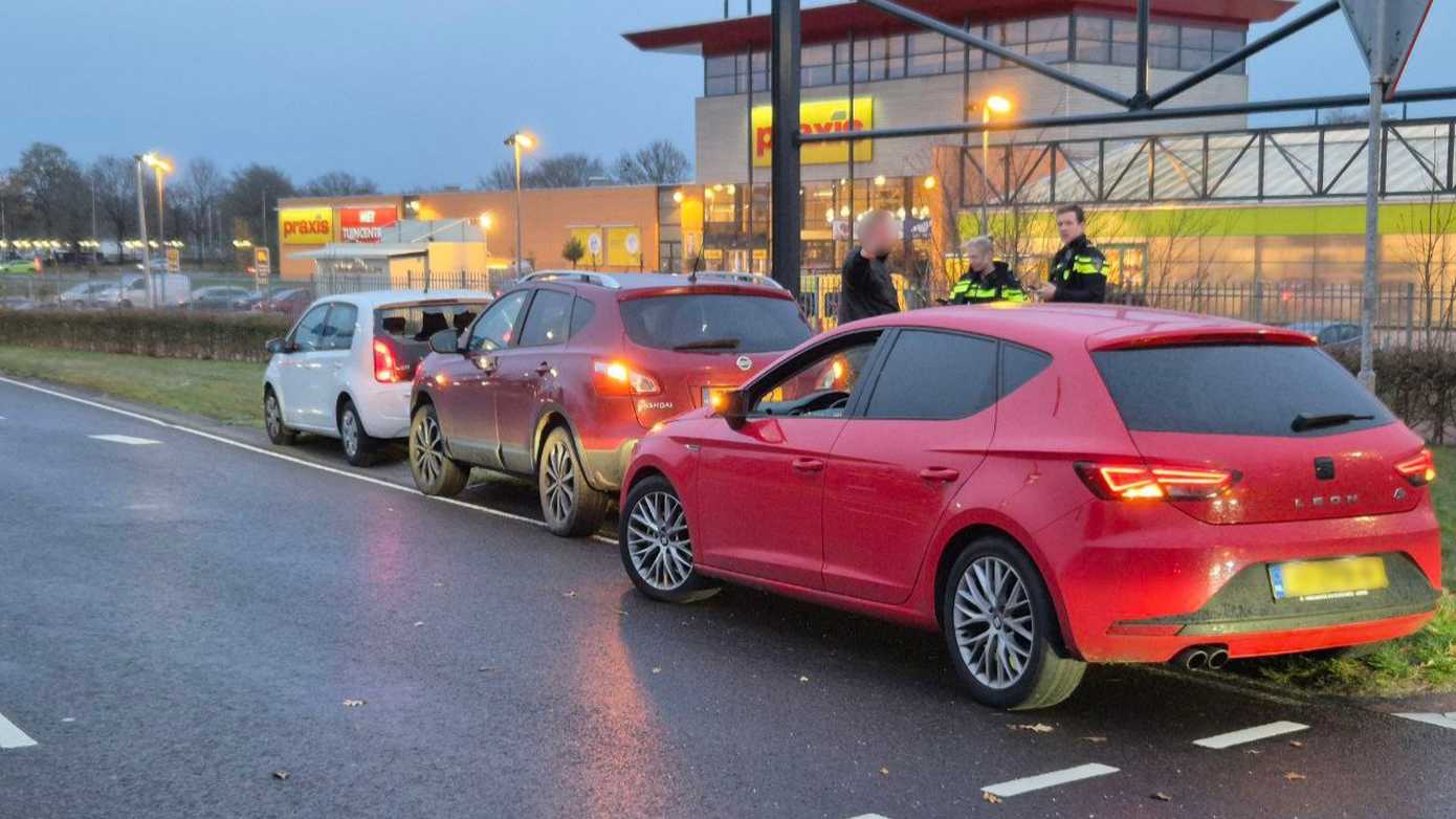 Drie auto's botsen op elkaar in Assen