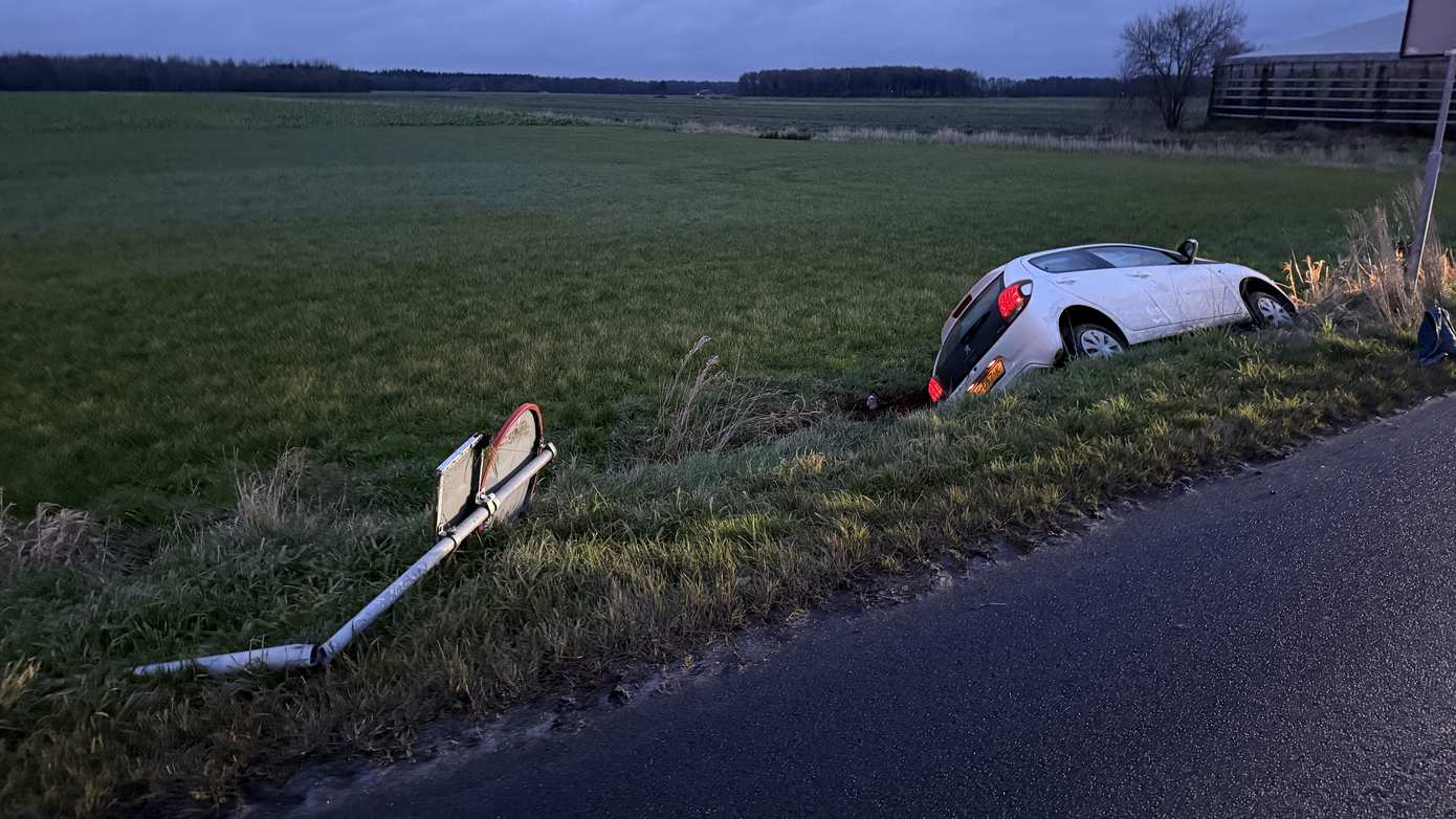 Automobilist lanceerd zichzelf via bussluis de sloot in bij Kloosterveen