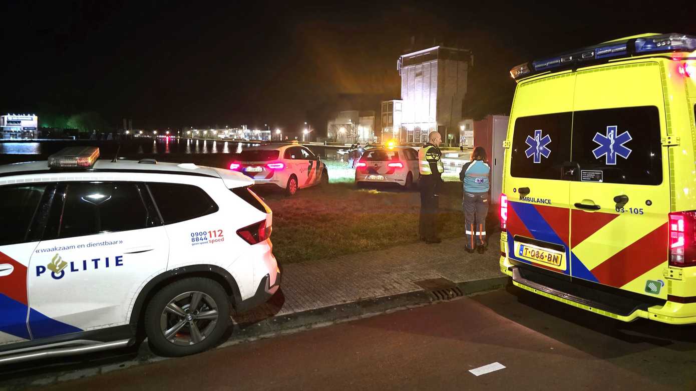 Politie haalt persoon uit Havenkade in Assen