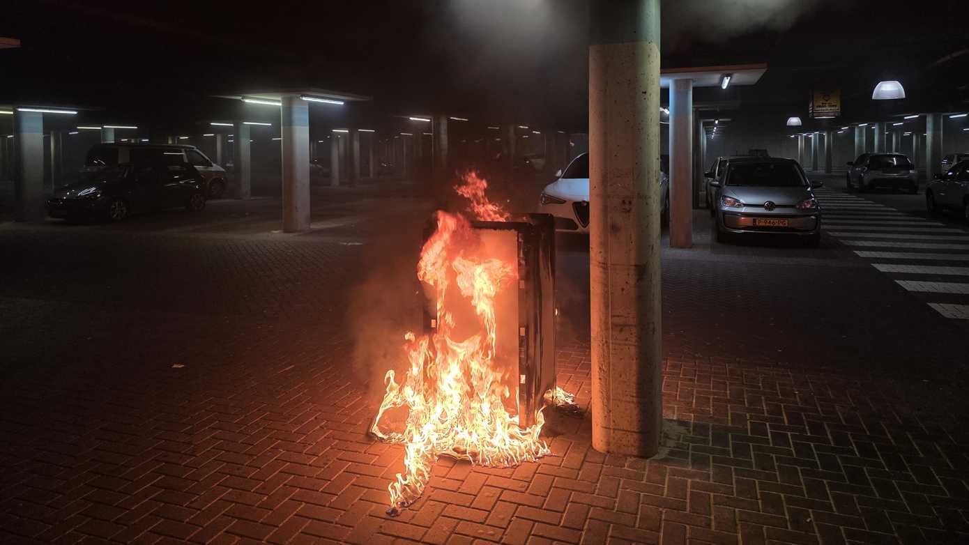 Opnieuw raak in Kloosterveen: flinke rookontwikkeling in parkeergarage door brandstichting in afvalcontainers