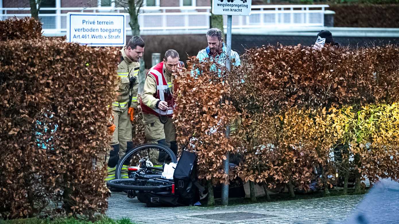 Fietser raakt bekneld en gewond door valpartij in Assen