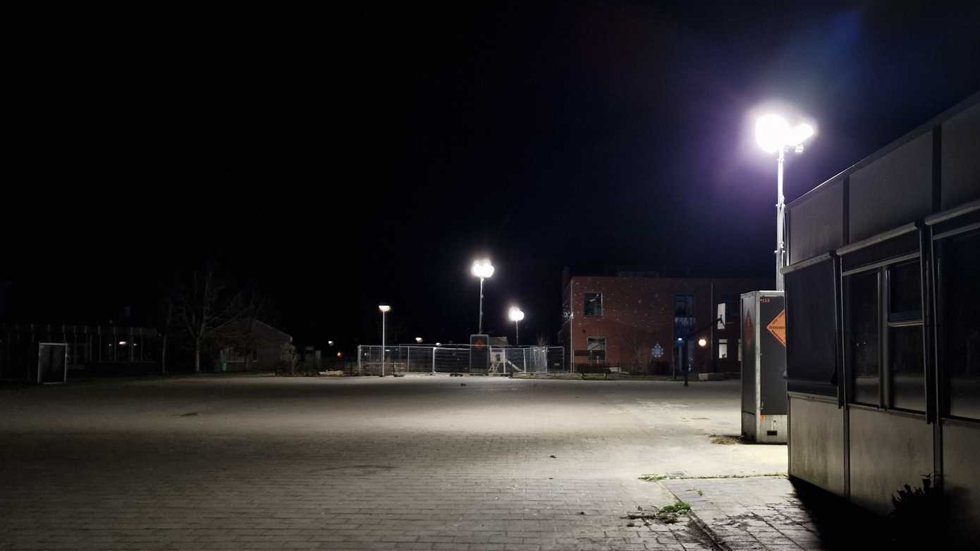 Lichtmasten geplaatst bij scholencomplex Kloosterveen na brandjes en vernielingen