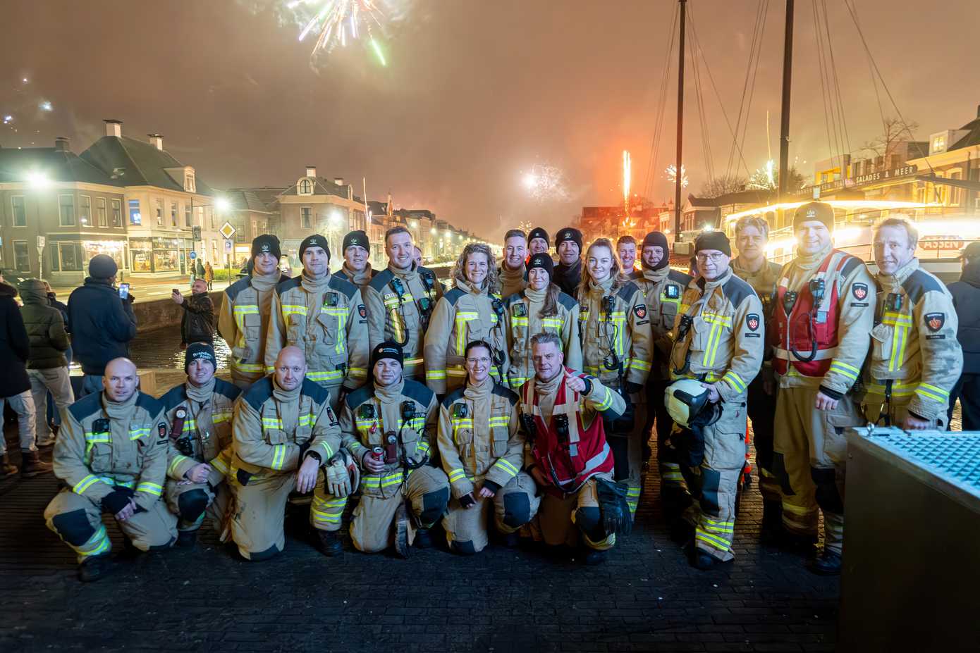 Video: Brandweer Assen viert nieuwjaarswisseling op Kop van de Vaart samen met Assenaren