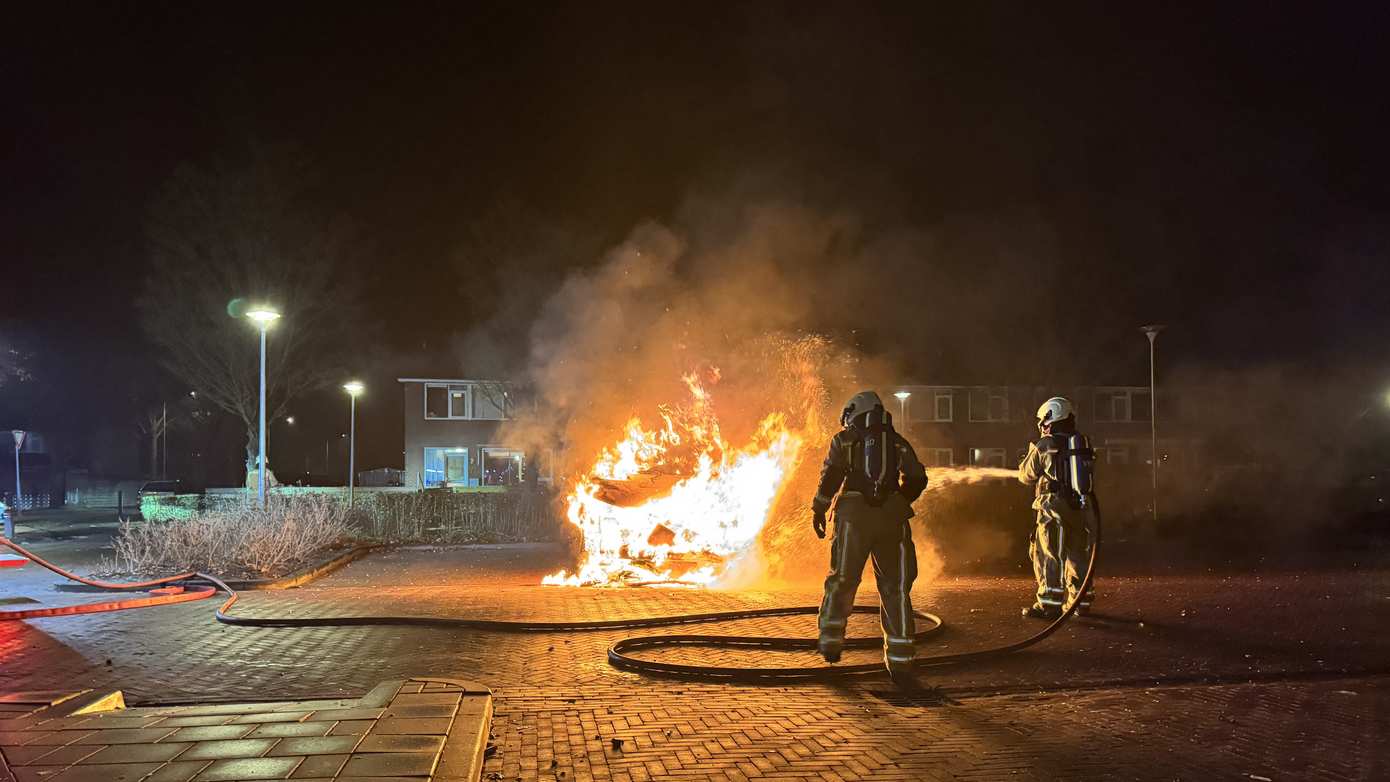 Werkbus in brand gestoken in Pittelo