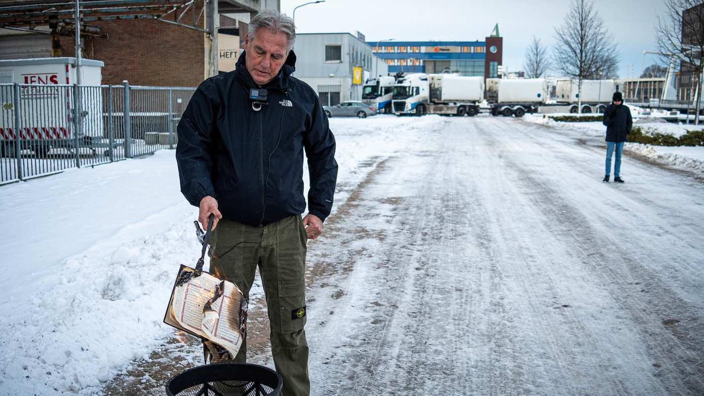 Video: Pegida verbrandt alsnog Koran in Assen