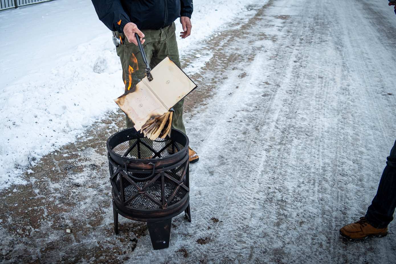 Video: Pegida verbrandt alsnog Koran in Assen