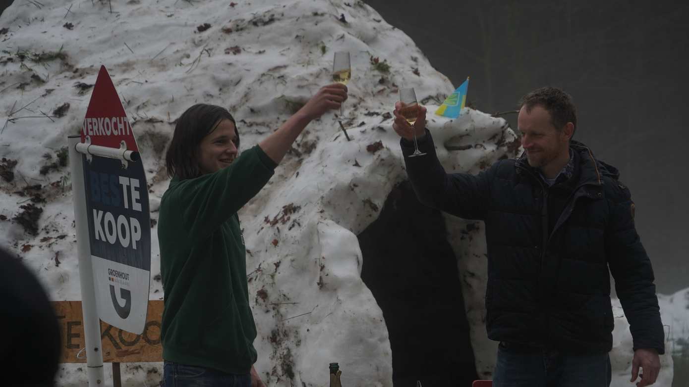 Buurtbewoners bouwen iglo en verkopen deze met makelaar aan de buurt
