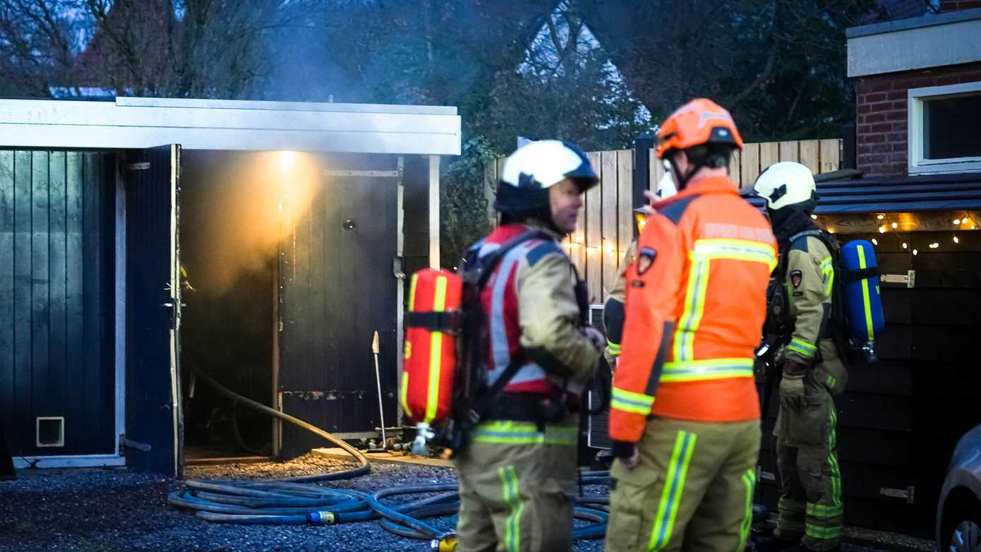 Flinke rookontwikkeling na ontploffing van accu in schuur in Assen