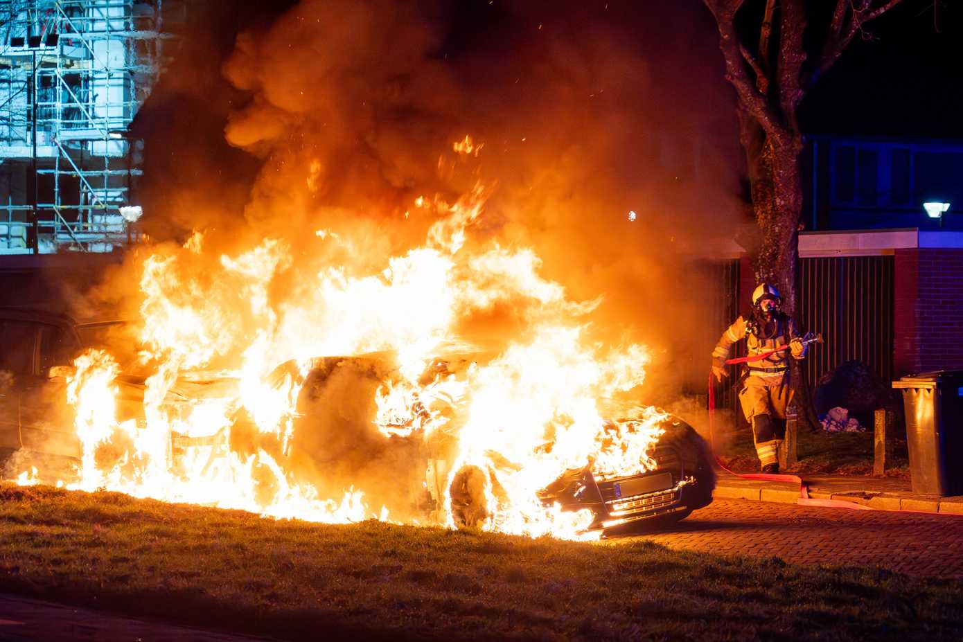 Flinke vlammenzee verwoest auto's in Assen