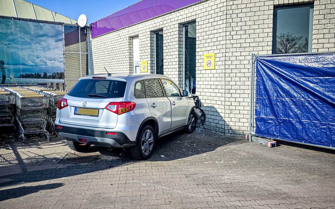 Auto knalt tegen gevel van Tuinland in Assen